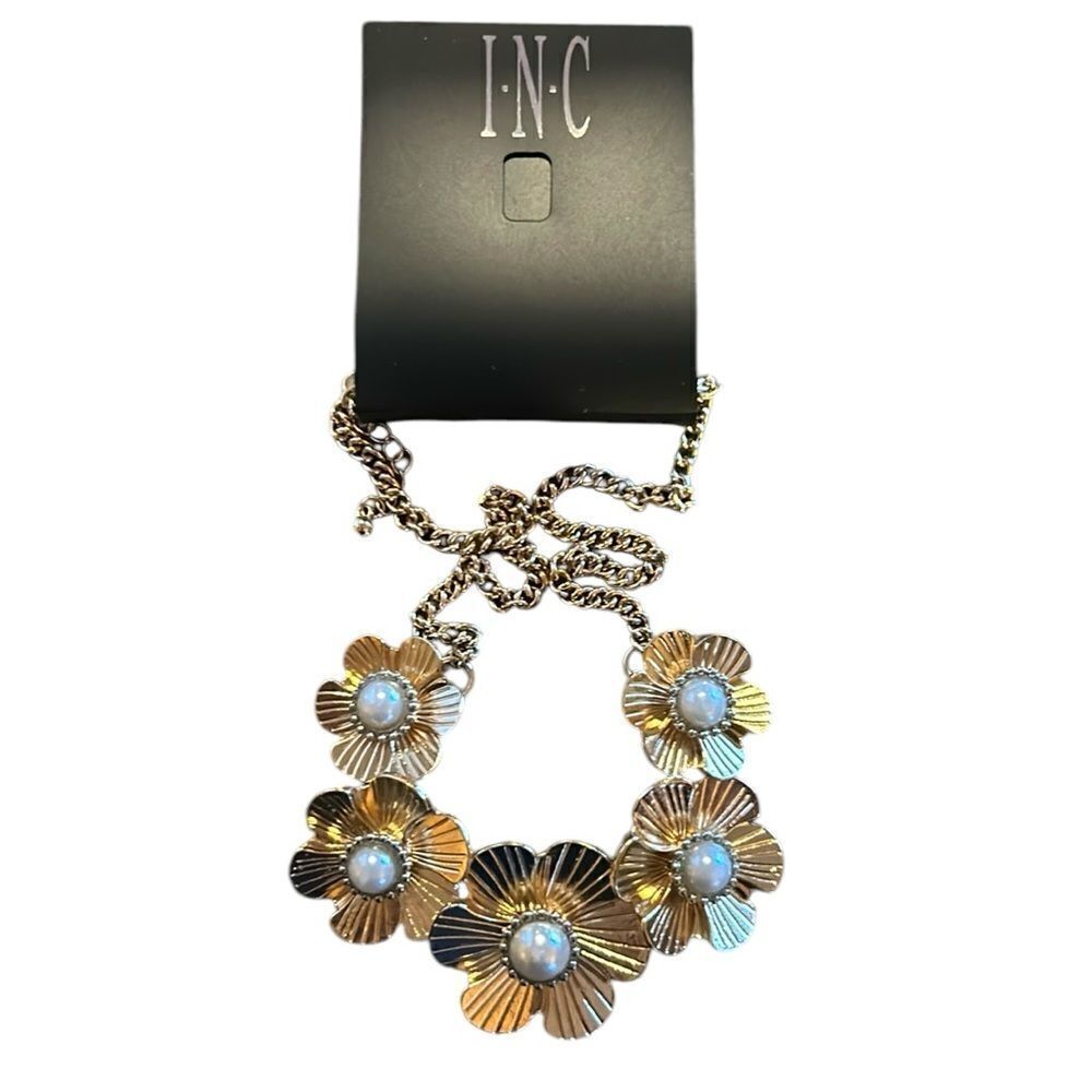 NEW INC Pearl Floral Necklace